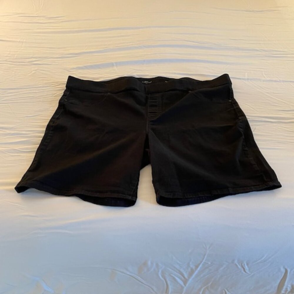 New Directions Stretch Pull-On Black Jean Shorts 24WR
